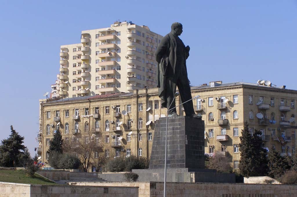 Изменена схема движения у памятника Нариманову