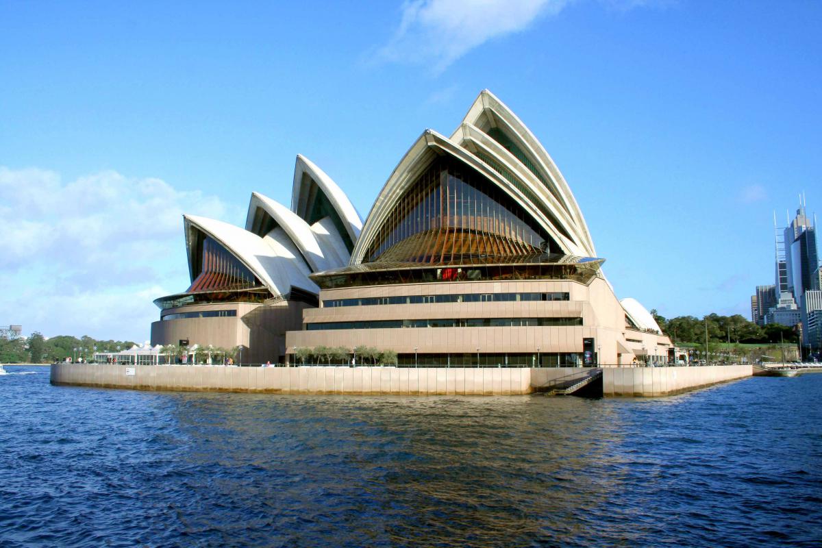 Какие есть известные здания. Сиднейский оперный театр Сидней. Оперный театр в Австралии. Знаменитый оперный театр в Австралии. Сиднейская опера Архитектор.